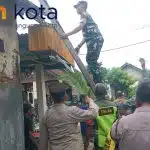 Warga Prambon Sidoarjo Evakuasi Pasca Puting Beliung Dibantu Aparat Setempat