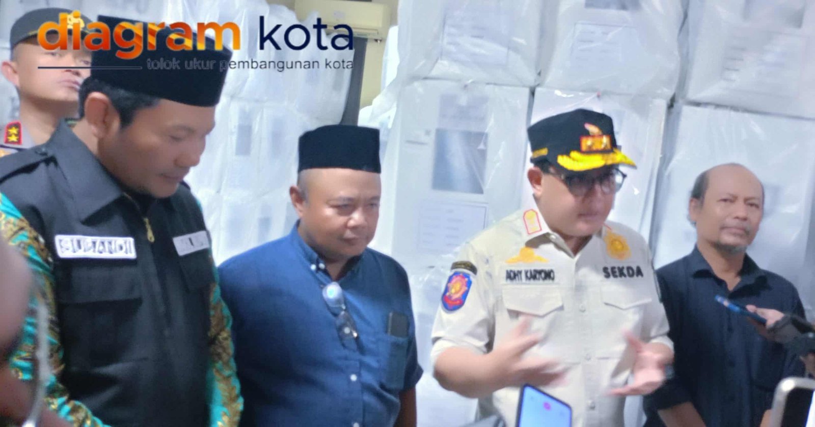 Plh Gubernur jatim Cek Logistik Pemilu di Kecamatan Buduran