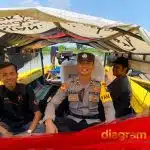 Gunakan Perahu, Polisi Sidoarjo Kawal Distribusi Logistik Pemilu ke Wilayah Terpencil