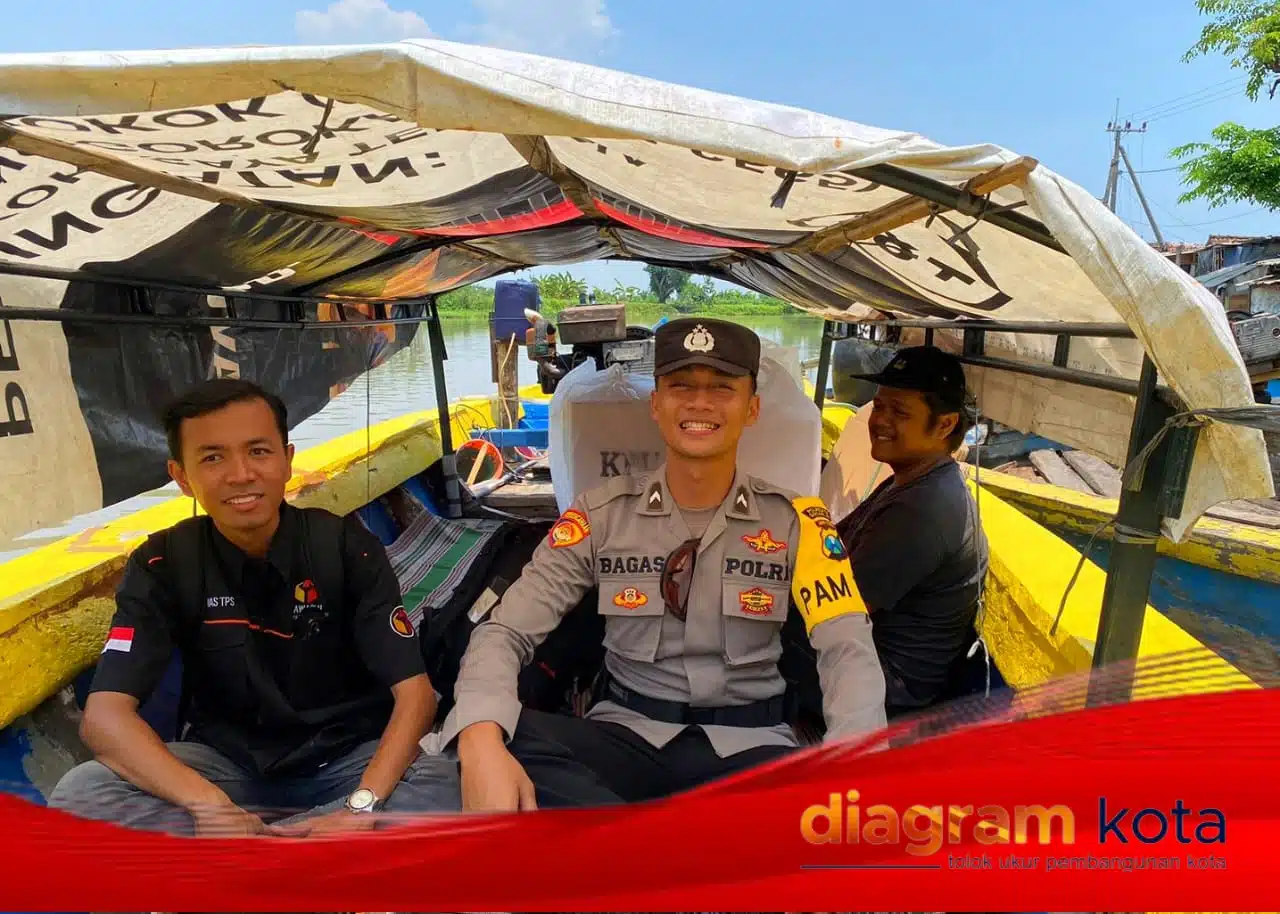 Gunakan Perahu, Polisi Sidoarjo Kawal Distribusi Logistik Pemilu ke Wilayah Terpencil
