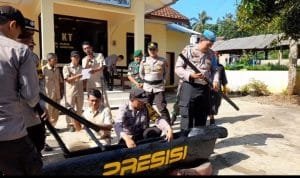 Unik, Polisi di Bondowoso Himbau Masyarakat Untuk Tidak Golput dengan Tradisi Ronjengan