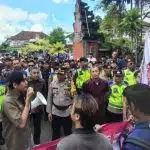 Mahasiswa Dari Berbagai Kampus di Bali Demontrasi Didepan Kantor KPU Bali
