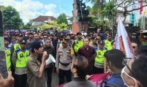 Mahasiswa Dari Berbagai Kampus di Bali Demontrasi Didepan Kantor KPU Bali