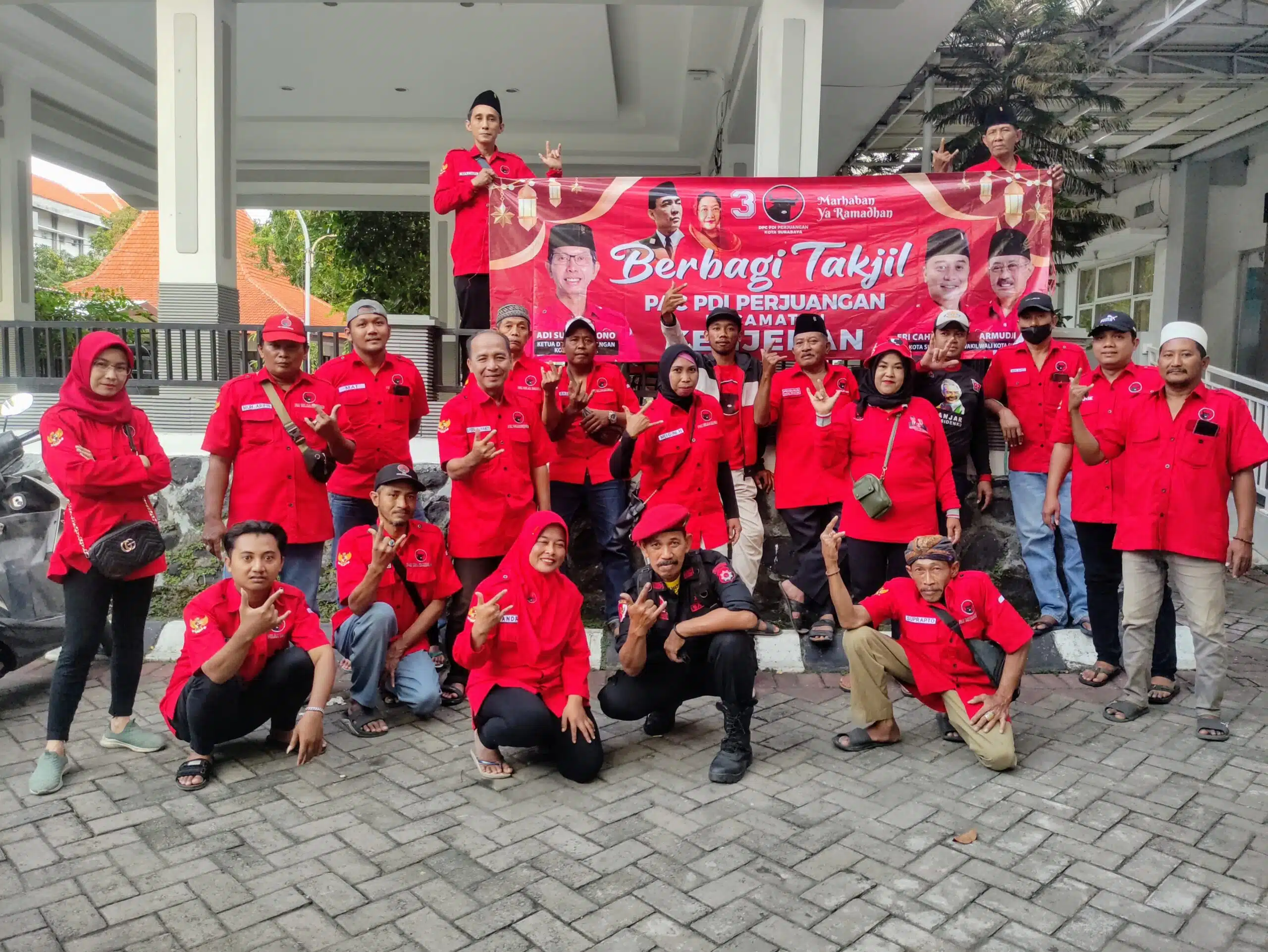 PDIP Kecamatan Kenjeran Berbagi Takjil , Gelorakan Semangat Gotong Royong