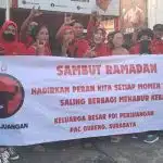 Banteng Kecamatan Gubeng Bagi Takjil , Tegaskan Komitmen PDIP Senantiasa Bersama Rakyat
