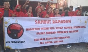 Banteng Kecamatan Gubeng Bagi Takjil , Tegaskan Komitmen PDIP Senantiasa Bersama Rakyat