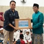 Deputy Branch Manager Lawson Sidoarjo Wandi Romadhon menyerahkan bantuan paket bahan pokok untuk panti asuhan Yayasan Pondok Pesantren Darul Rahman di Surabaya pada Rabu (27/3/2024).