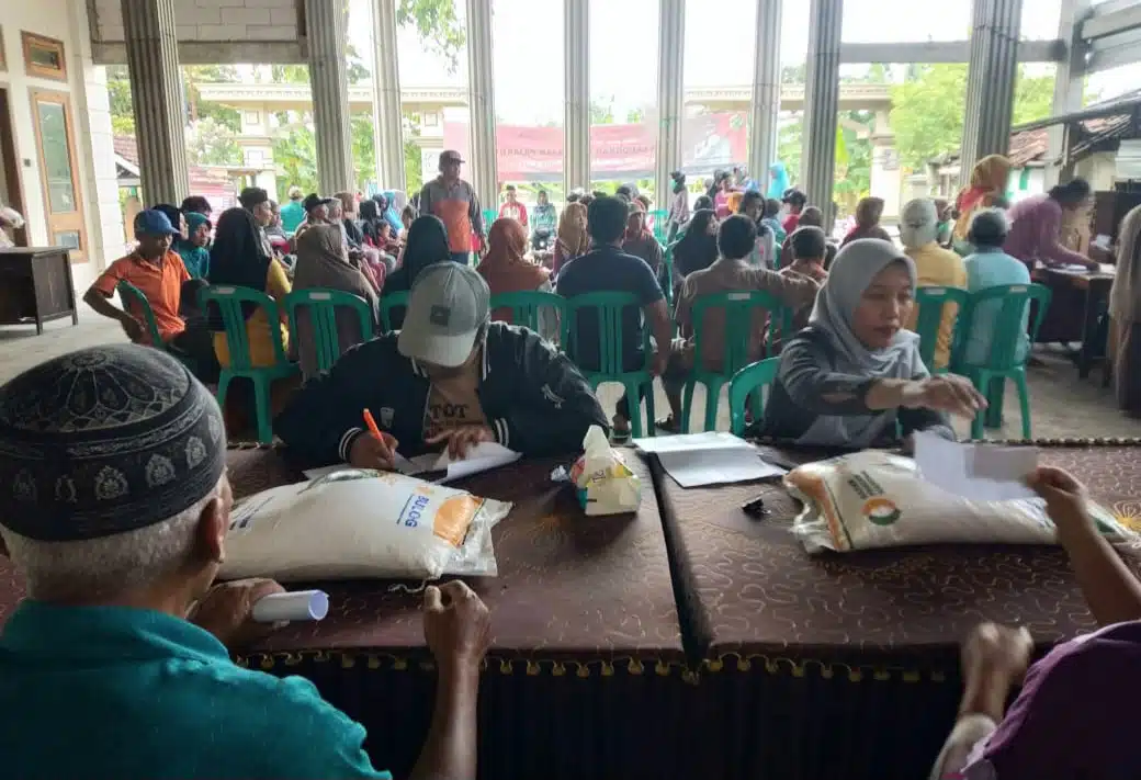 Sekitar 387 Keluarga Penerima Manfaat Desa Pulotondo Tulungagung Menerima Bansos Beras