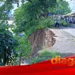 Tepi jalan melirip rowo kecamatan Tarik longsor lagi, warga inginkan perbaikan