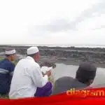 Warga Desa mindi Porong, Tetap Laksanakan Tradisi Ziarah Meski Makam Terendam Lumpur Lapindo