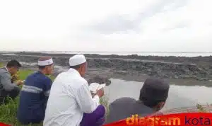 Warga Desa mindi Porong, Tetap Laksanakan Tradisi Ziarah Meski Makam Terendam Lumpur Lapindo