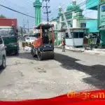 Jalan Berlubang Ruas Lingkar Timur dan Brigjen Katamso Waru Mulai Diperbaiki Dinas PU Bina Marga Sidoarjo