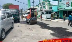 Jalan Berlubang Ruas Lingkar Timur dan Brigjen Katamso Waru Mulai Diperbaiki Dinas PU Bina Marga Sidoarjo