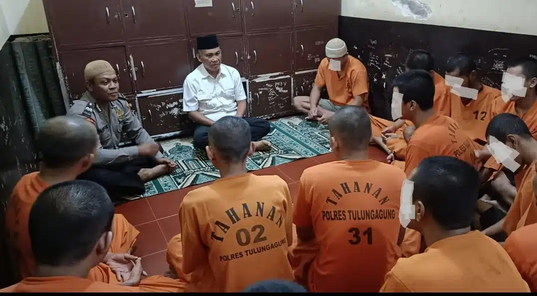 Tingkatkan Keimanan, Polisi Berikan Bimbingan Rohani Kepada Tahanan di Polres Tulungagung