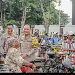 Merakyat, Kapolrestabes Surabaya Ajak Sarapan Bareng dan Berbagi Sembako untuk Abang Becak
