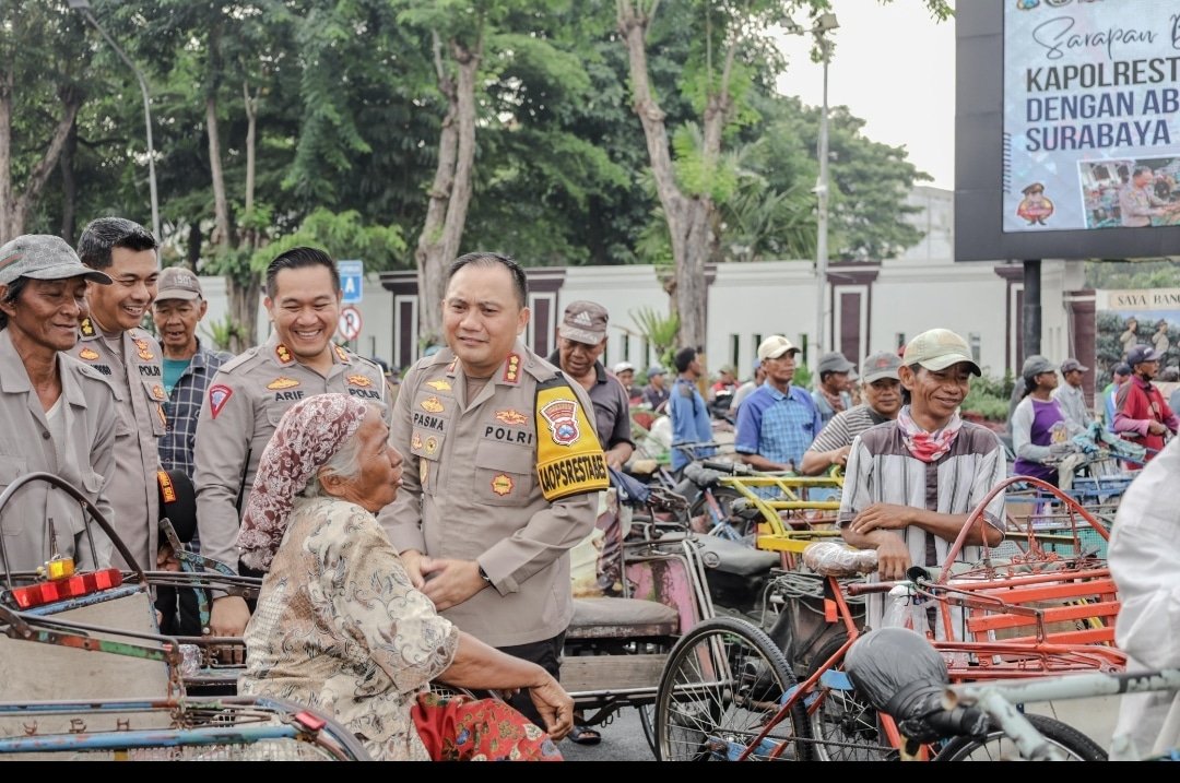 Merakyat, Kapolrestabes Surabaya Ajak Sarapan Bareng dan Berbagi Sembako untuk Abang Becak