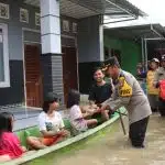 Polisi Distribusikan Ribuan Nasi Bungkus Untuk Warga di Bojonegoro Saat Banjir Belum Surut