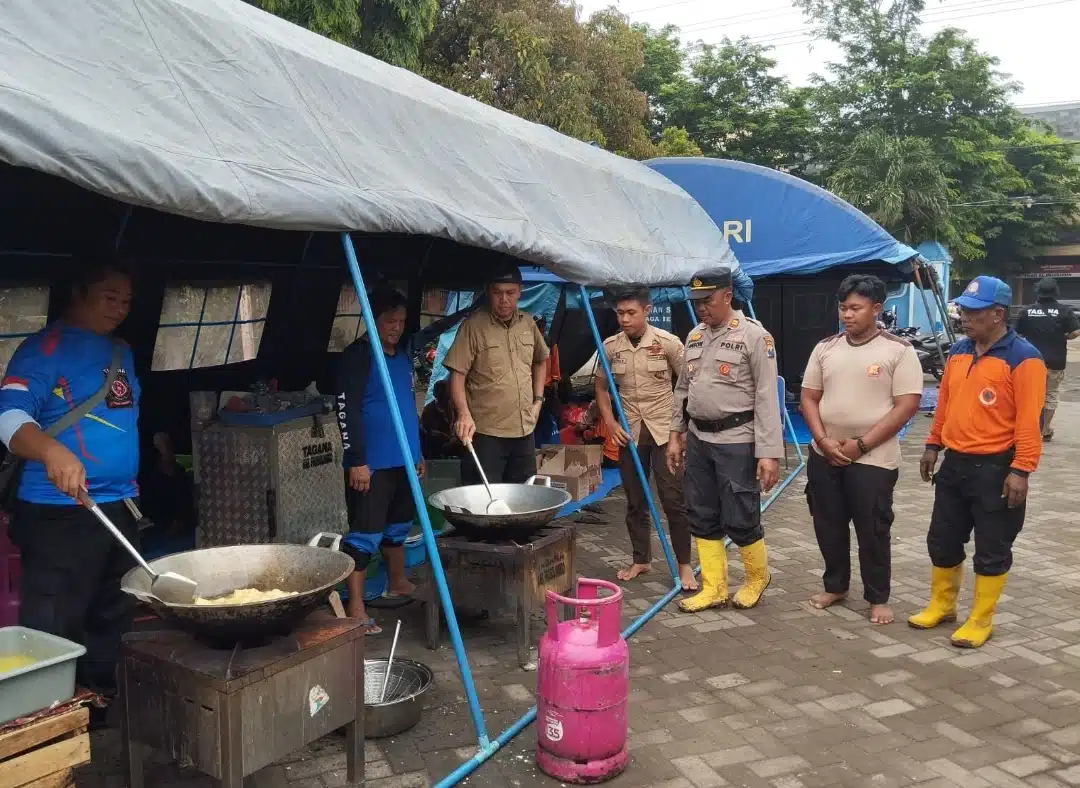 Respon Cepat Tim Gabungan TNI-Polri dan BPBD Probolinggo Tangani Banjir di Tiga Desa Kecamatan Dringu