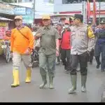 Gotong Royong, Forkopimda Probolinggo Bersihkan Material Pasca Banjir di Dringu