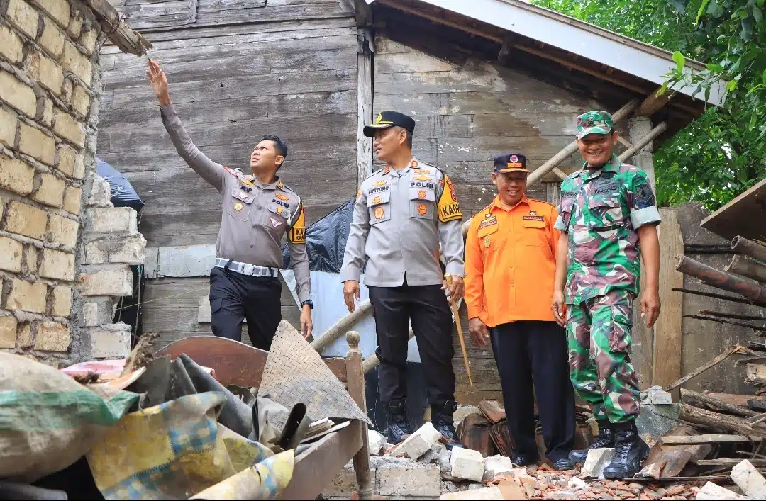 Pasca Gempa Polres Tuban bersama BPBD Beri Bantuan Warga Terdampak