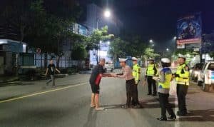 Patroli Sahur Ramadhan Polres Bojonegoro Berbagi Nasi Kotak Untuk Warga