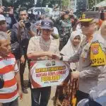 Kapolda Jatim Dampingi Kepala Staf TNI AL Serahkan Bansos Untuk Warga Bawean yang Terdampak Gempa