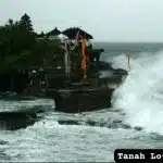 Cuaca Buruk Pengawasan Ketat terhadap Wisatawan di Daerah Tujuan Wisata Tanah Lot Bali