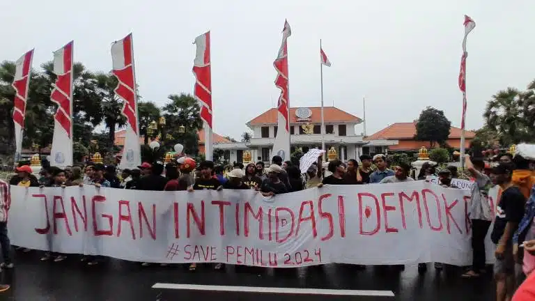 Save Pemilu 2024, AMI dan Aliansi Pemuda-Pemudi Jatim gelar Aksi Damai di Grahadi