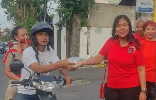 Srikandi PDIP Surabaya bagikan takjil di bulan ramadhan.