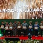 Wakil Walikota Surabaya Armuji mewakili Walikota Surabaya Eri Cahyadi menerima penghargaan di Baznas Award 2024.jakarta