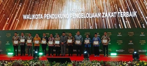 Wakil Walikota Surabaya Armuji mewakili Walikota Surabaya Eri Cahyadi menerima penghargaan di Baznas Award 2024.jakarta