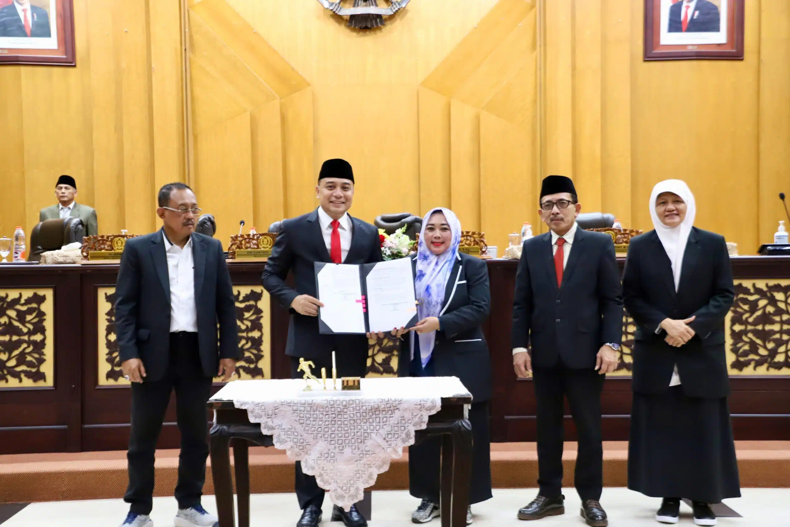 Kompak Eri – Armuji Hadiri Paripurna DPRD Kota Surabaya