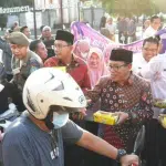 Bersama ASN, Bupati Muhdlor Bagi 4.750 Takjil di Sembilan Titik Sidoarjo