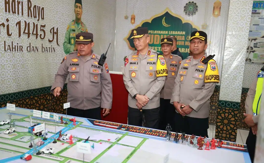 Kapolda Jatim Cek Pospam Pastikan Malam Jelang Lebaran Aman dan Kondusif