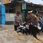 Sigap Tanggap, Polres Pasuruan Kota bersama TNI dan Warga Tangani Banjir