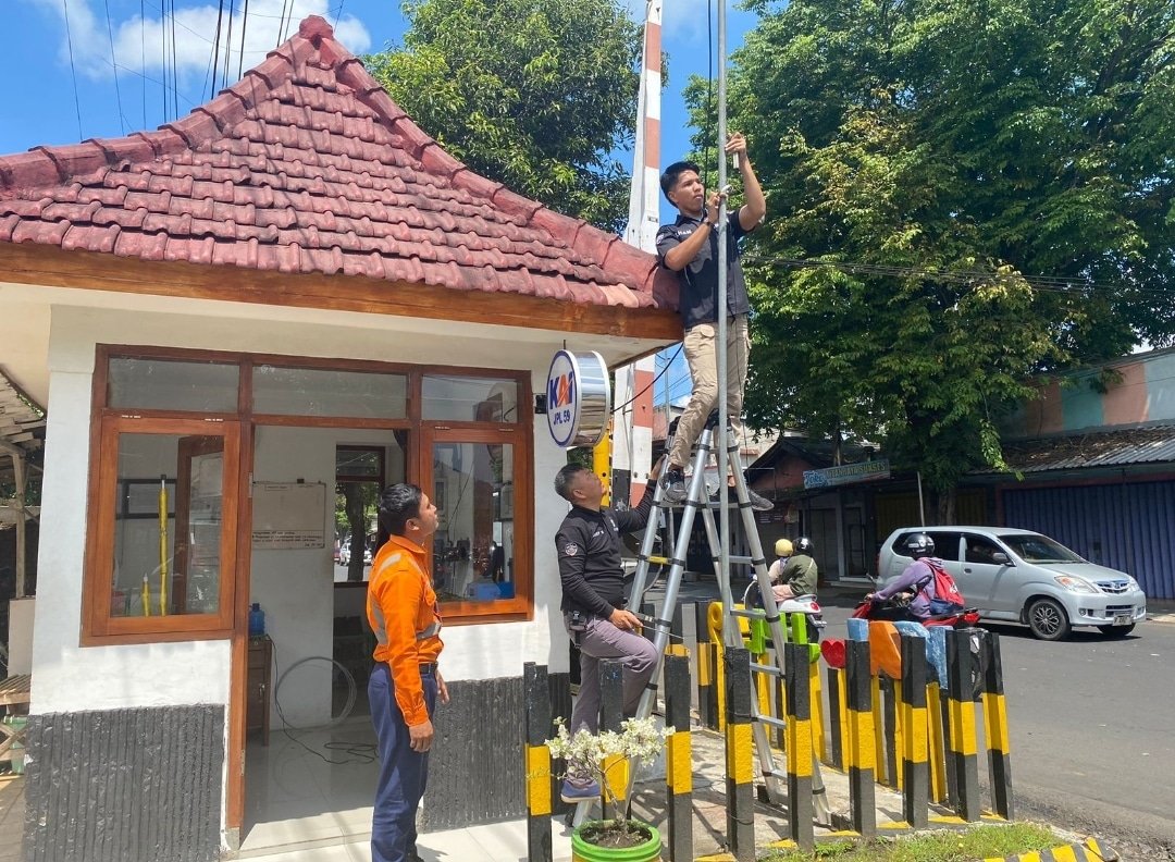 Operasi Ketupat Semeru 2024 Polres Lumajang Pasang Puluhan CCTV di Perlintasan Kereta Api