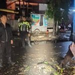 Gercep, Polisi Tangani Pohon Tumbang, Jalur Mudik Kota Kediri Kembali Lancar