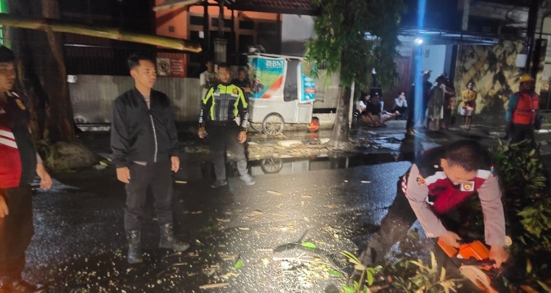 Gercep, Polisi Tangani Pohon Tumbang, Jalur Mudik Kota Kediri Kembali Lancar