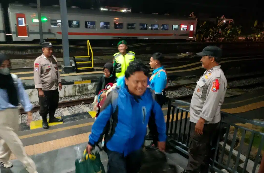 Sinergitas TNI Polri, Patroli di Stasiun Ngawi Antisipasi Arus Balik Mudik Tahap Dua