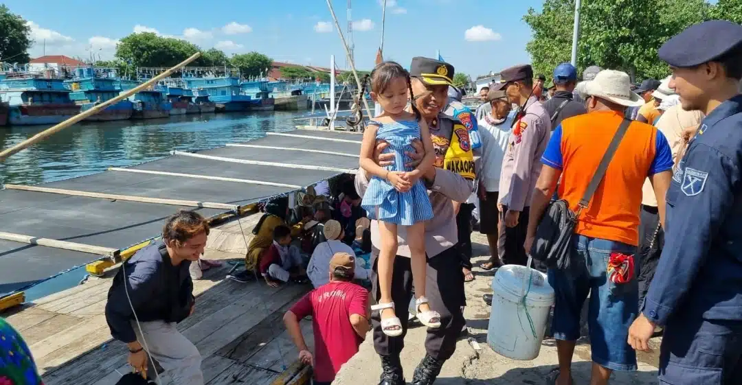 Antisipasi Arus Balik Mudik Kedua Polres Probolinggo Kota Siagakan Personel di Pelabuhan Tanjung Tembaga