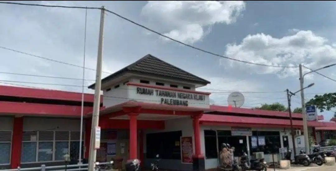 Diduga Warga Binaan Rutan Pakjo Palembang Bebas Menggunakan Handphone