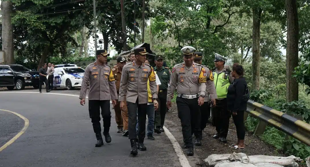 Kapolres Jember Cek Jalan Lintas Gumitir yang Retak Himbau Kendaraan Berat Lewat Jalur Pantura