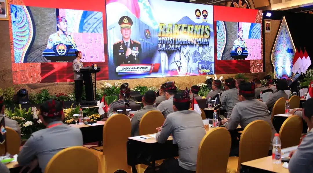 Kadiv Humas Polri Beri Penghargaan ke 7 Anggota dengan Nilai Sertifikasi Kompetensi Terbaik