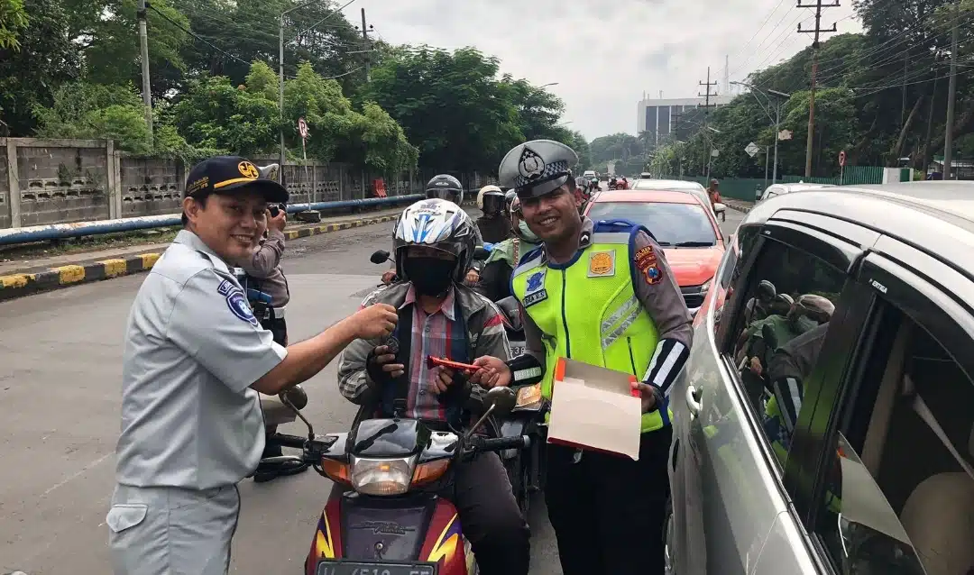 Berbagi Coklat Polres Gresik Gelar Kampanye Simpatik Keselamatan di Jalan