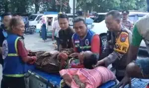 Sigap dan Tanggap, Lihat Warganya Sakit Polisi di Mojokerto Bantu Antar ke Rumah Sakit