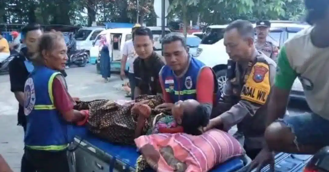 Sigap dan Tanggap, Lihat Warganya Sakit Polisi di Mojokerto Bantu Antar ke Rumah Sakit