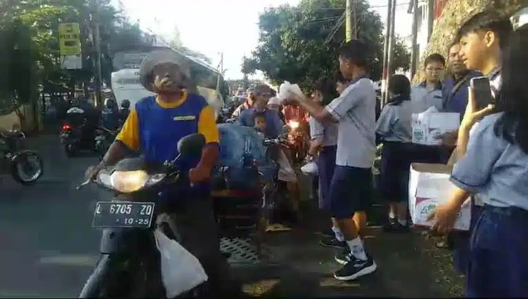 Jalin Kebersamaan, OSIS SMP Kristen Elia Surabaya berbagi Takjil