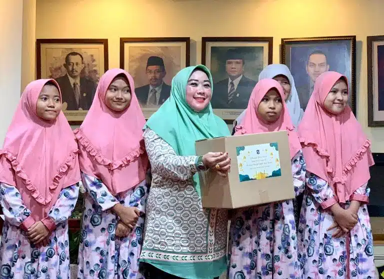 Berbagi Keceriaan, Laila Mufidah Janji Jaga Tradisi Bukber dan Santunan di DPRD Surabaya