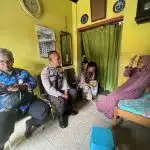 Bhabinkamtibmas Polsek Genteng Salurkan Bantuan Kursi Roda ke Warga Ketandan