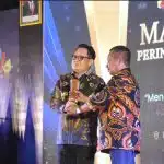 Pj Gubernur Jatim Raih PWI Jatim Award 2024, Lutfil Hakim: Penghargaan Tertinggi